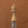 Bouchons de bouteilles en liège, parure de bouteille sculptée comme une dame de jeu d'echecs