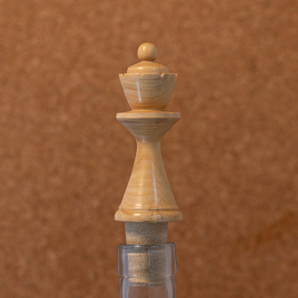Bouchons de bouteilles en liège, parure de bouteille sculptée comme une dame de jeu d'echecs