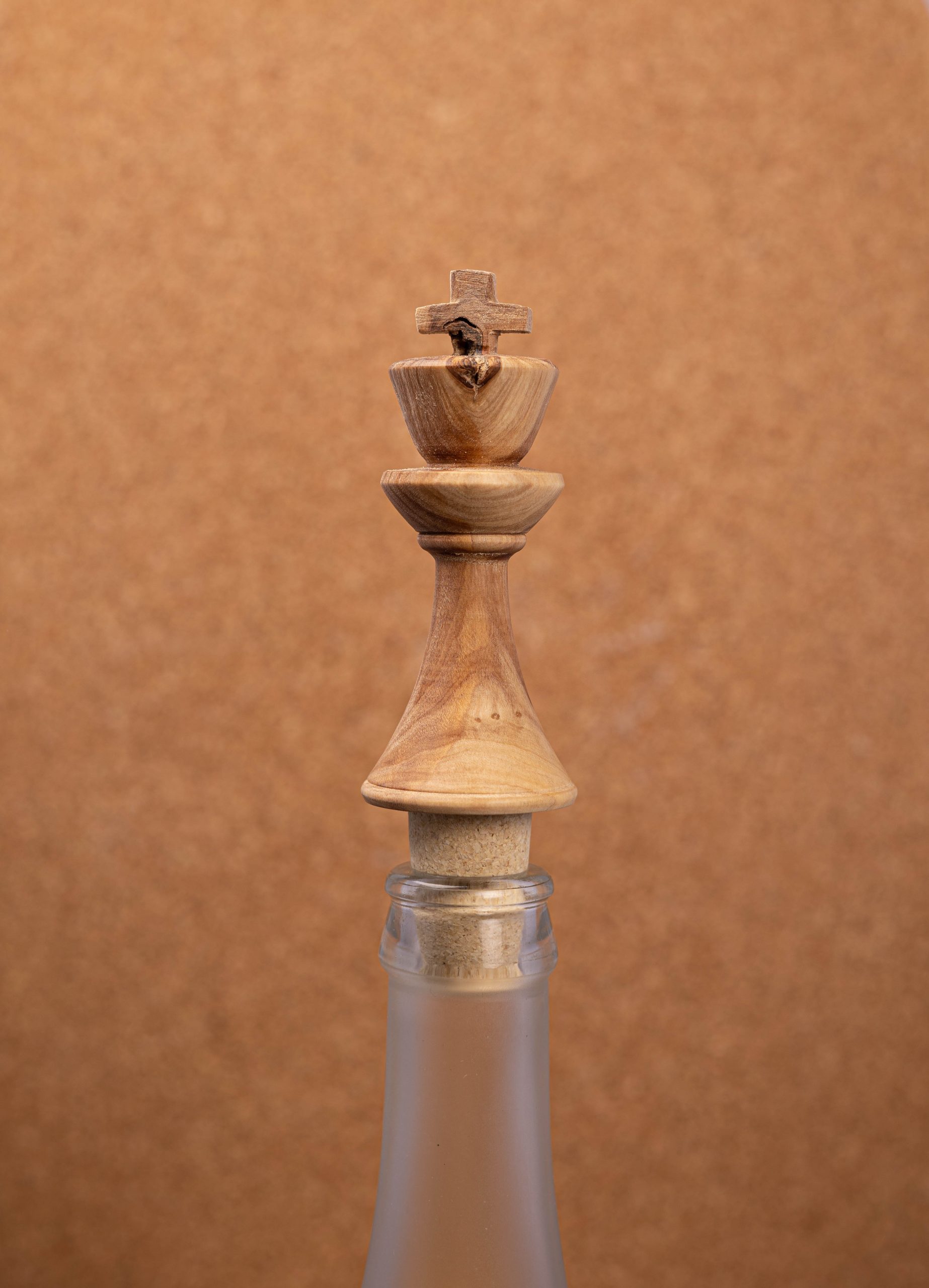 olivierRoi-atelierlarenarde bouchon de bouteille en bois d'olivier, jeu d'échec