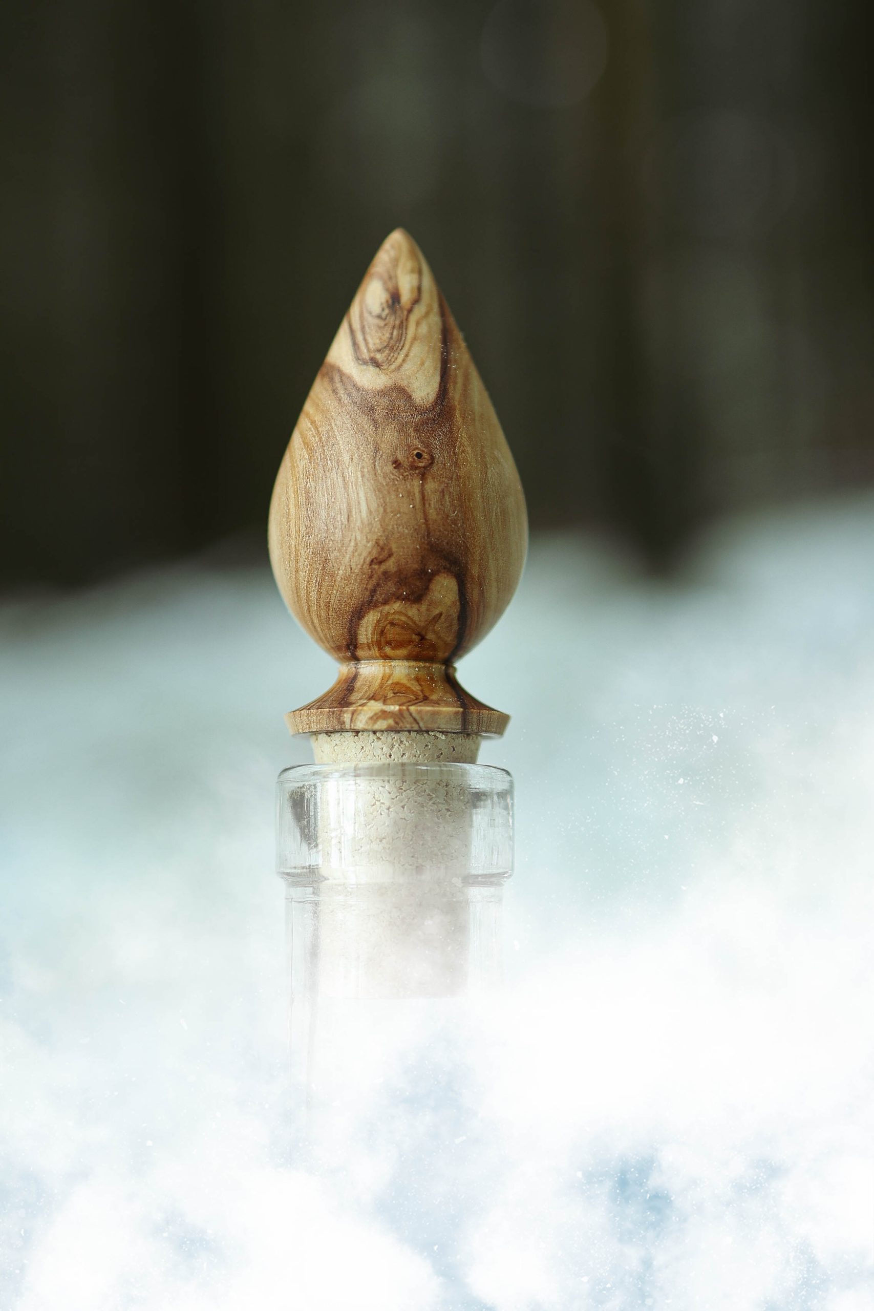 féeriehiver-atelierlarenarde ornement de bouteille en bois d'olivier